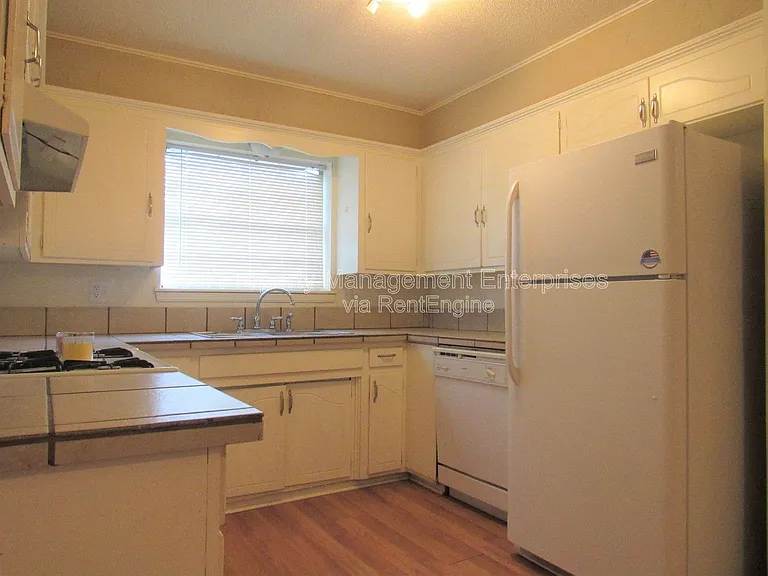 637 Redstone Ave — Photo 2