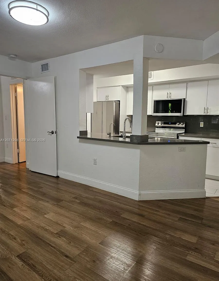 2 bed, 1053 sqft, $2,395 — Photo 1