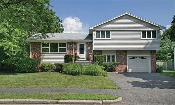 121 Andrew St — Photo 1
