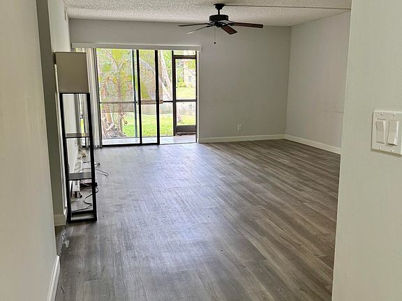 5th image of 912 SW 9th St Circle SW #101