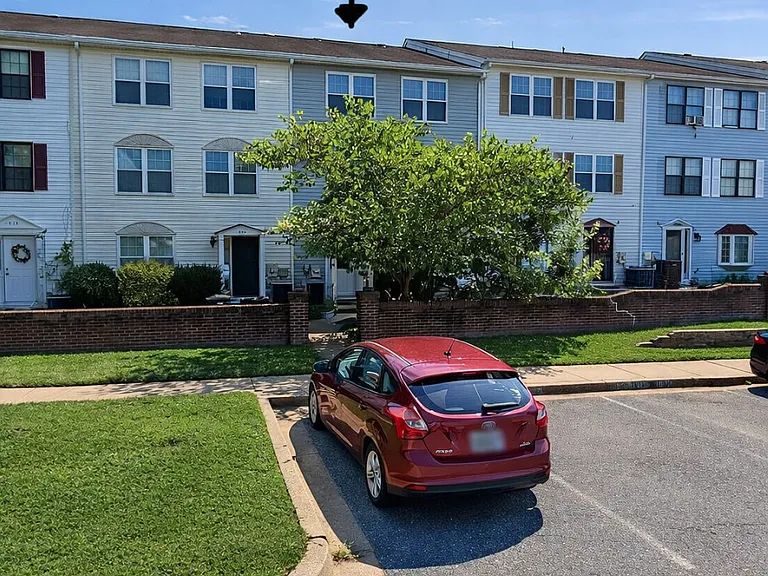 Front Summer Look with parking spot