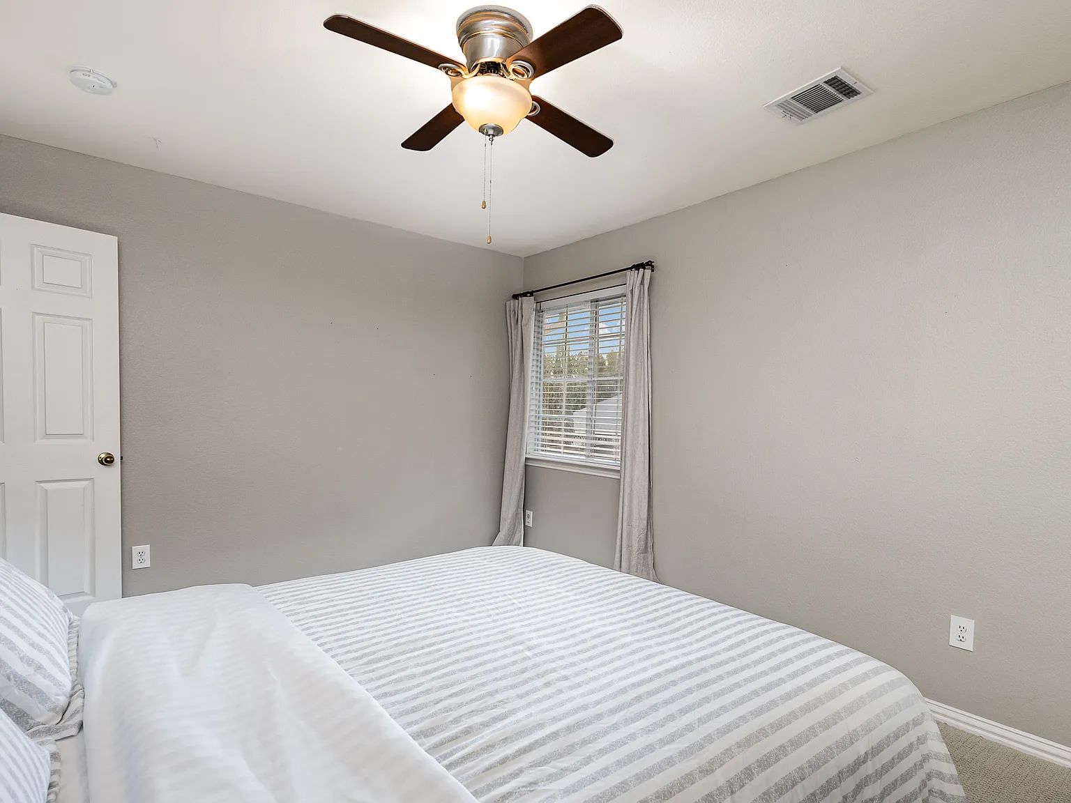 4 bed, 2580 sqft, $7,400 — Photo 4