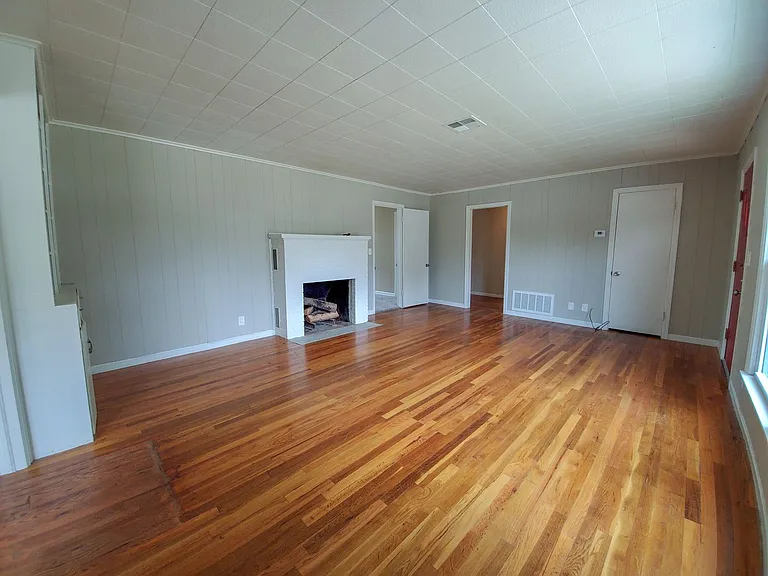 118 W Franklin St — Photo 2