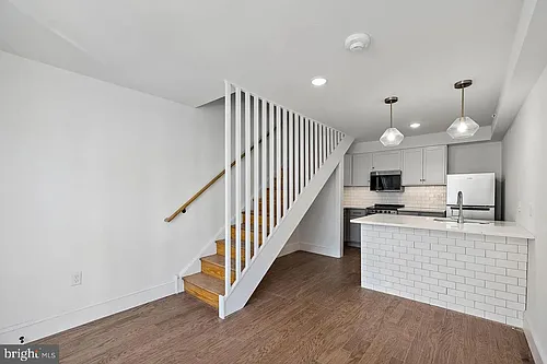 15 W Girard St Photo 1