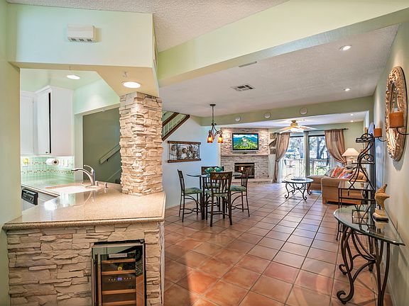 3rd image of 690 Island View Ct