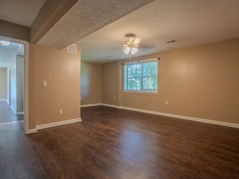 1433 Dustin Dr — Photo 7