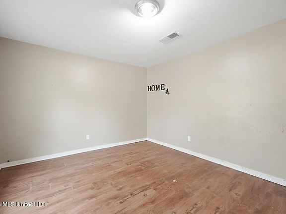 5th image of 1369 Dianne Dr