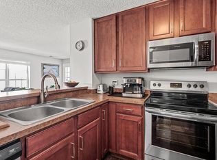6020 Chasewood Pkwy APT 203, Minnetonka, MN 55343