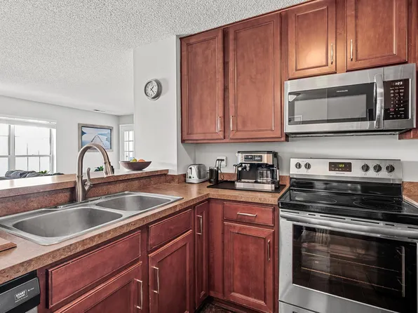 6020 Chasewood Pkwy APT 203, Minnetonka, MN 55343