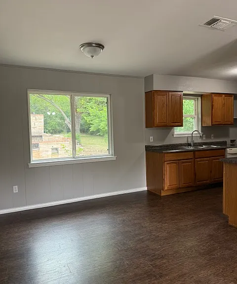 558 Power Dr — Photo 4
