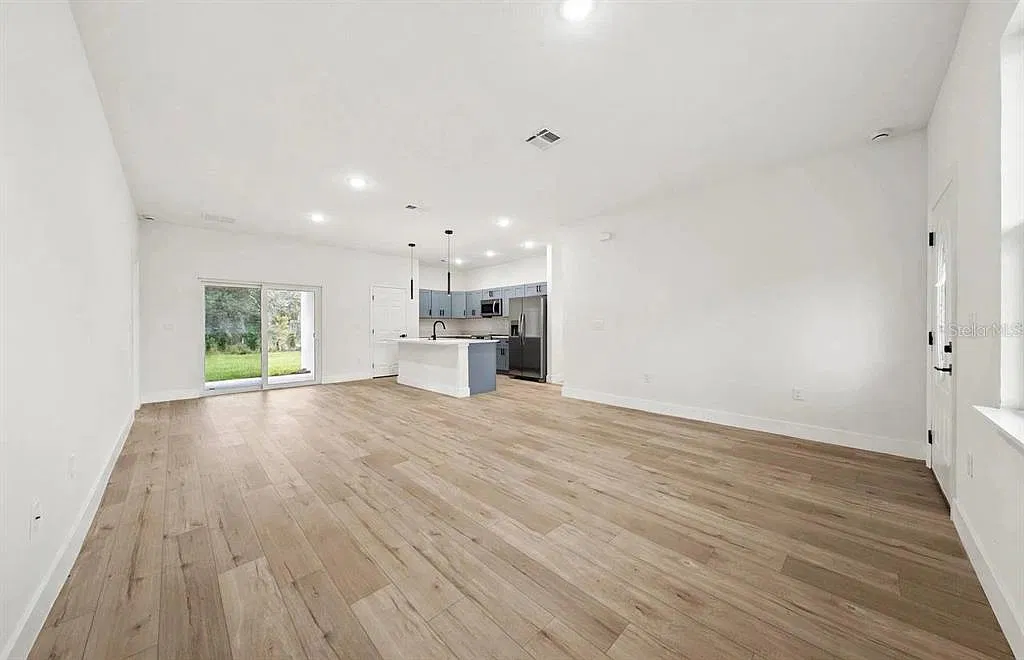 4 bed, 3.0 bath, 1560 sqft, $2,100 — Photo 2