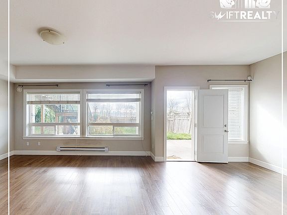 02_1520 Hammond Ave_Spacious Living Room_04082025