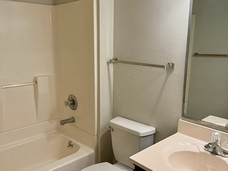 923 E College St #9 — Photo 8