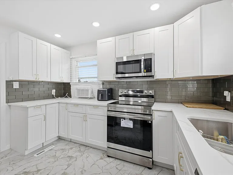 2896 Dorchester Rd — Photo 16