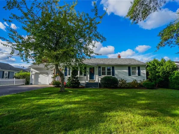17 Academy Ave, Bristol, RI 02809