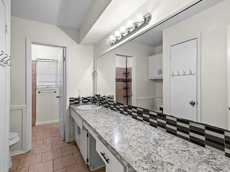 1208 Clark St — Photo 8