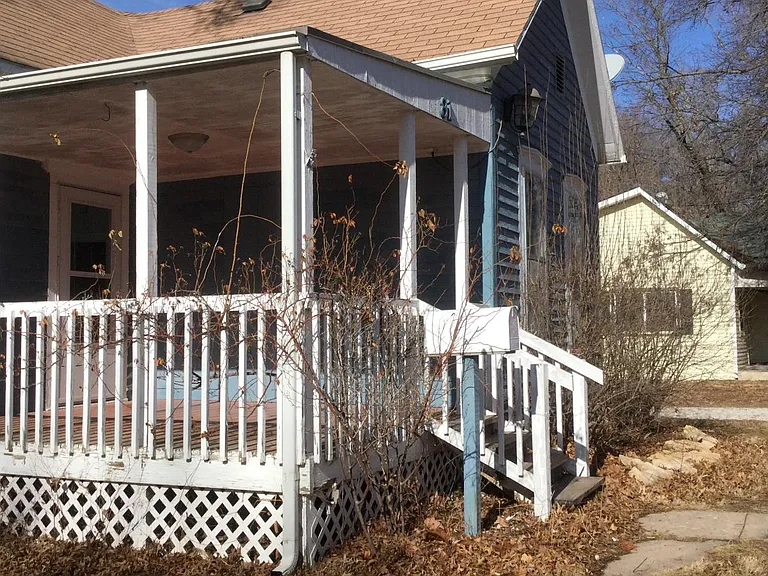 810 N Oak St — Photo 2