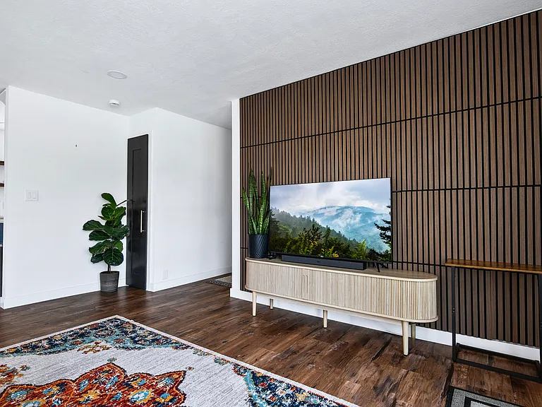 1309 W Melrose St — Photo 4