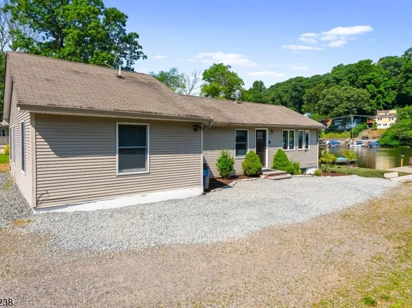 18 W River Styx Rd #4, Hopatcong, NJ 07843
