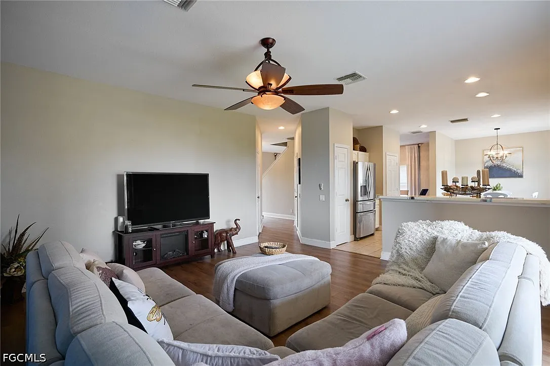4 bed, 2.5 bath, 2525 sqft, $2,500 — Photo 4