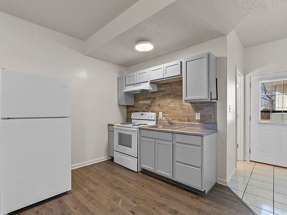 4th image of 212 Marigold St #3