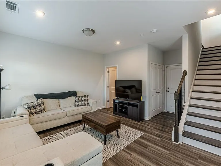 1205 Skylar Ln SE — Photo 3