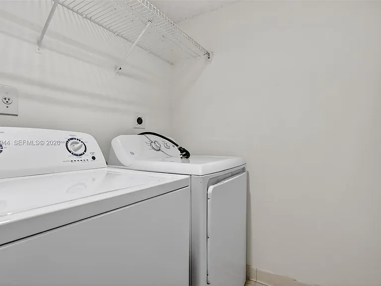 400 Palm Cir W #306 — Photo 12