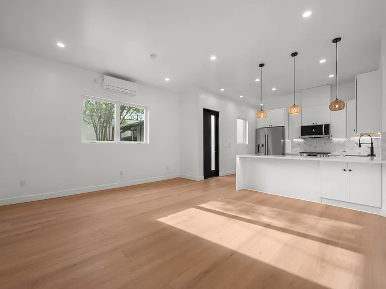 1215 S Point View — Photo 2