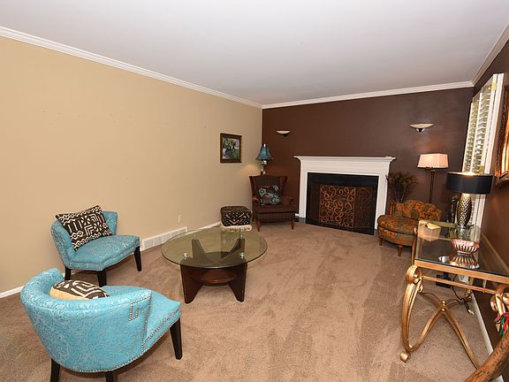 BEAUTIFUL GAS FIREPLACE