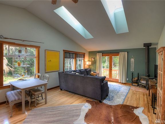 2nd image of 20 SE Trillium Ln