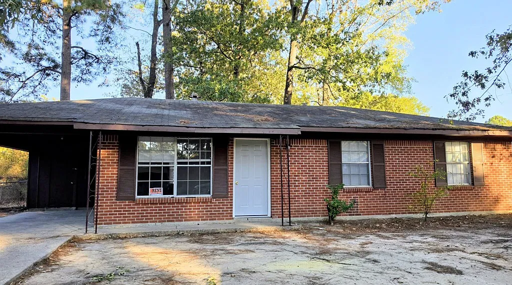 Charming 3-Bedroom House with Central Heat and Fenced Yard — Photo 1