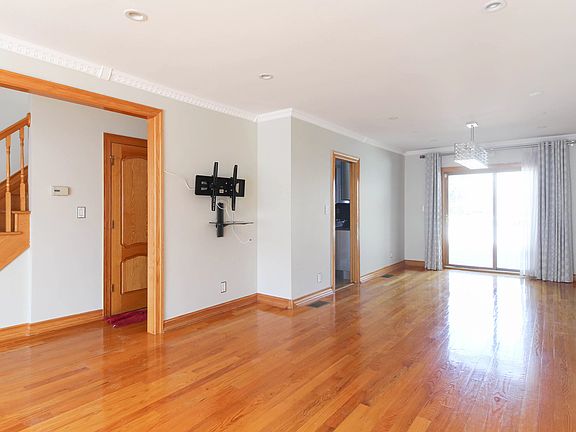 3rd image of 66-15 Clyde St #Townhouse