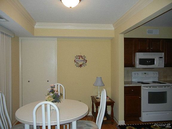 Lovely dinette with newer laminate flooring