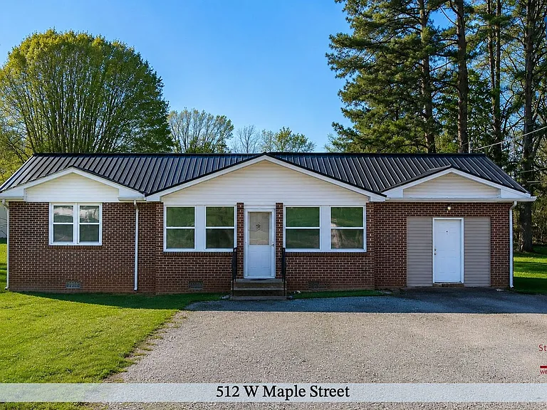 512 W Maple St — Photo 2