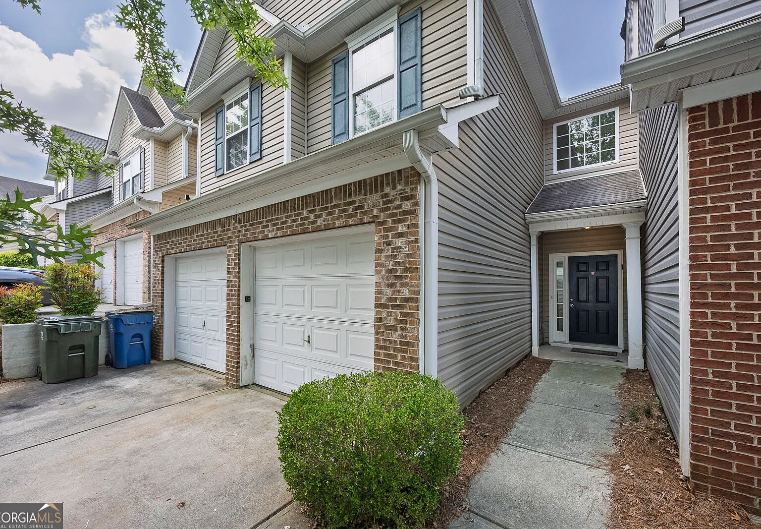 3 bed, 2.5 bath, 1863 sqft, $2,200 — Photo 2