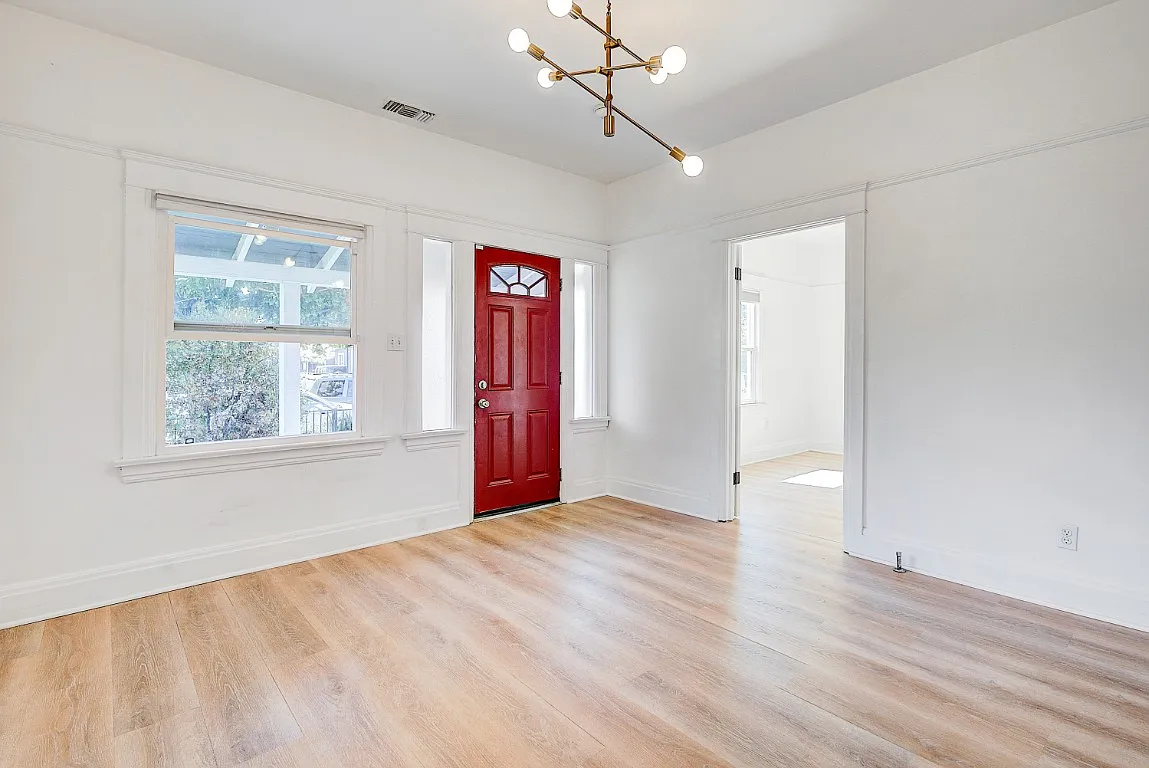 3 bed, 1204 sqft, $3,700 — Photo 3