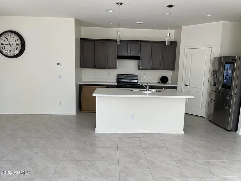 1585 E Kingman Pl — Photo 2