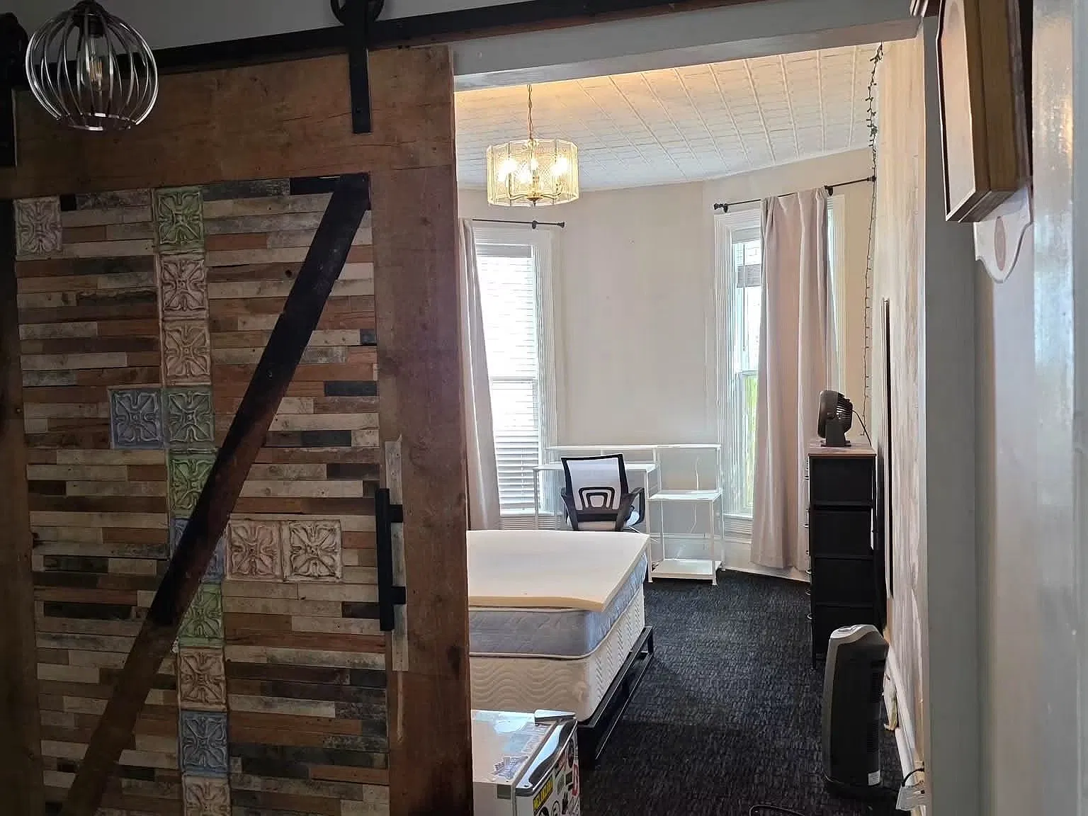 Barn door bedroom — Photo 2