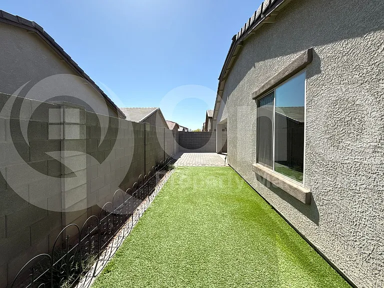 1877 W Overland St — Photo 22