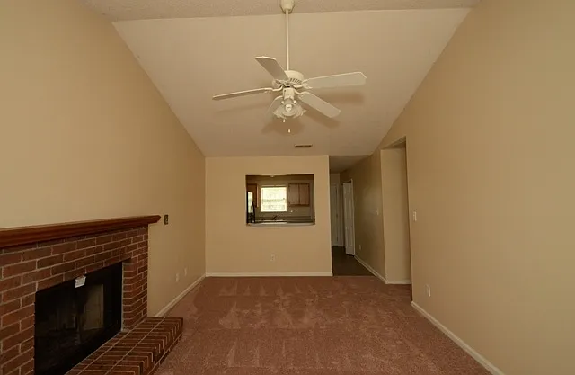 122 Creekview Dr — Photo 5