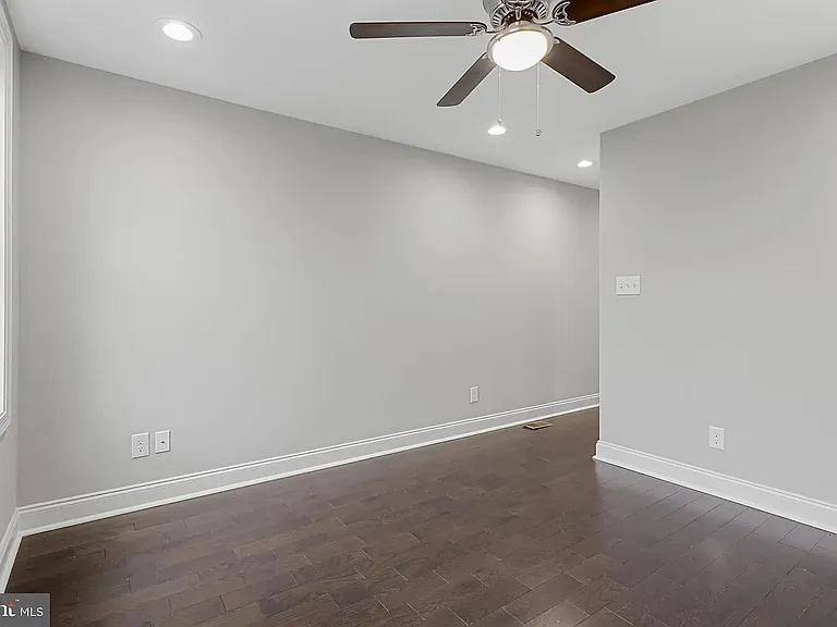 42 E Heath St — Photo 23