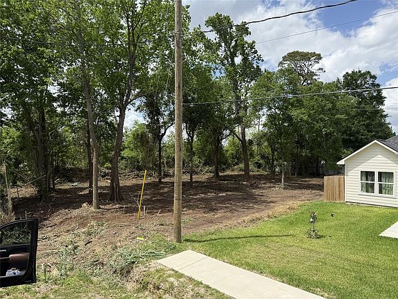 5th image of 8003 Bigwood St