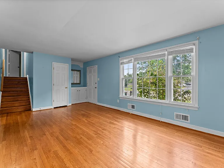 2220 Lauderdale Dr — Photo 4