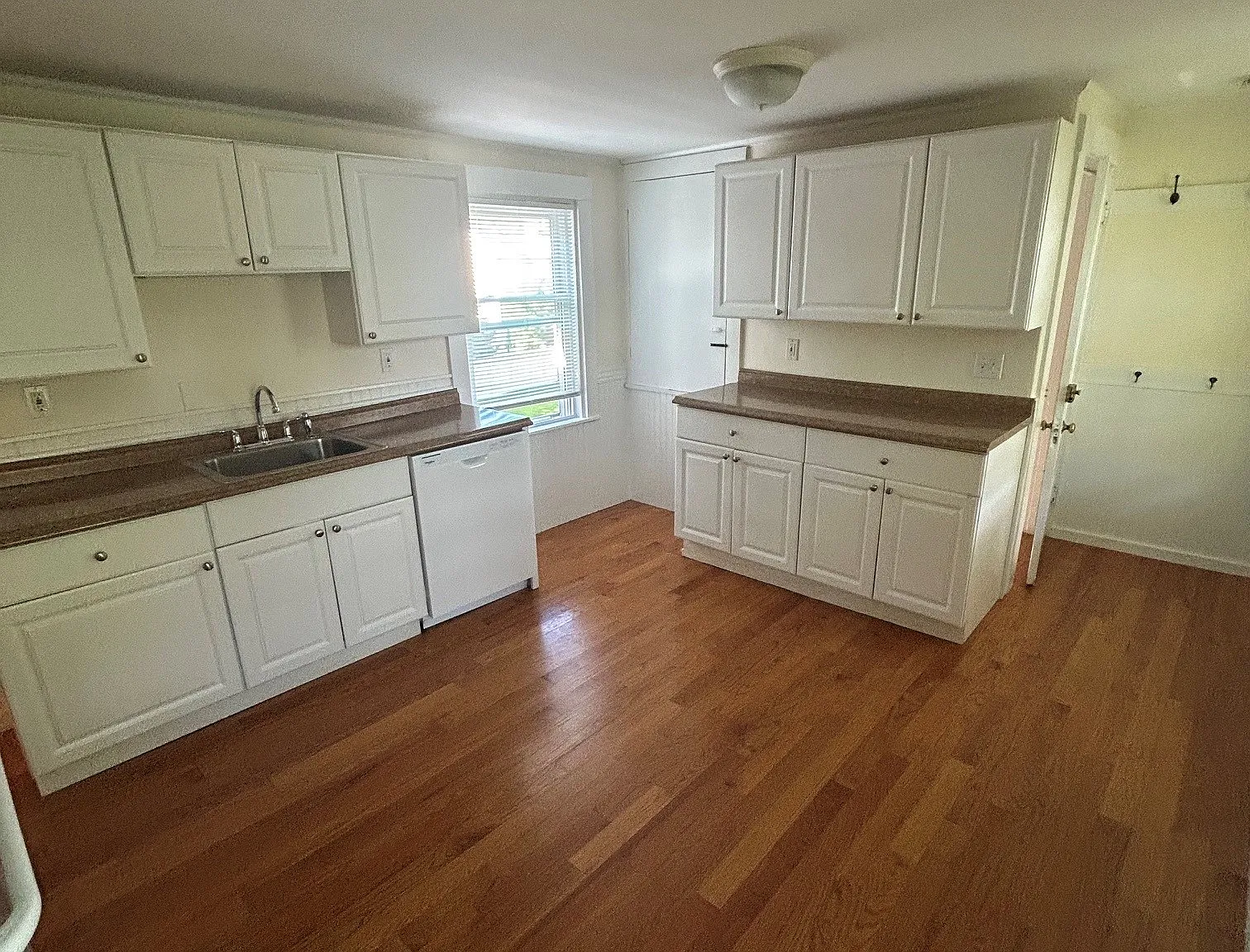 3 bed, 1200 sqft, $2,800 — Photo 2