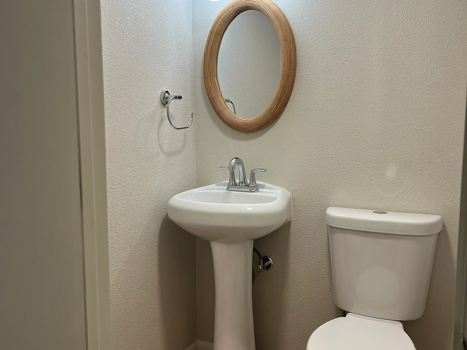 2 bed, 1.5 bath, 1040 sqft, $1,100 — Photo 3