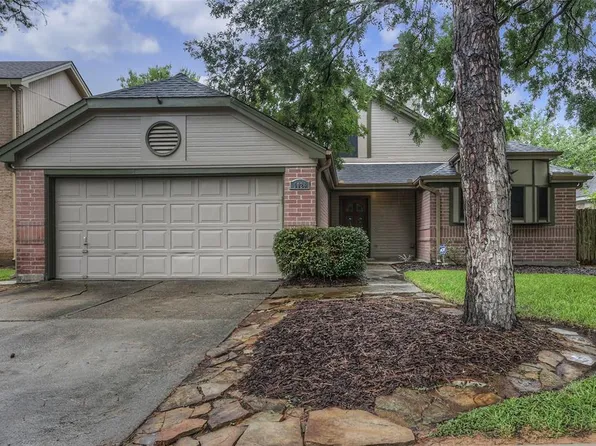 1026 Saint John Dr, Pearland, TX 77584