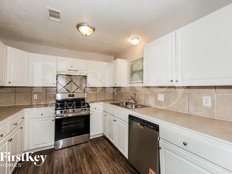 1504 Valley View St — Photo 8