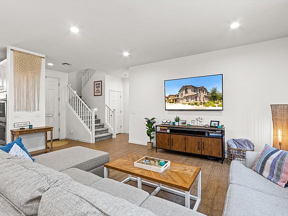 Great room (has new ceiling fan)