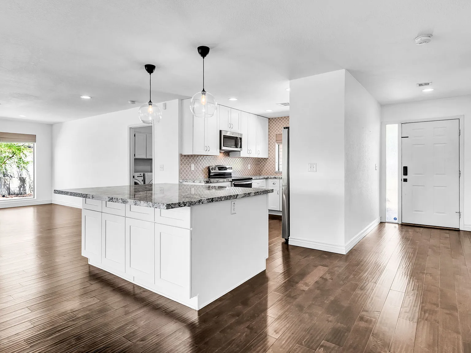 3 bed, 2016 sqft, $4,100 — Photo 3
