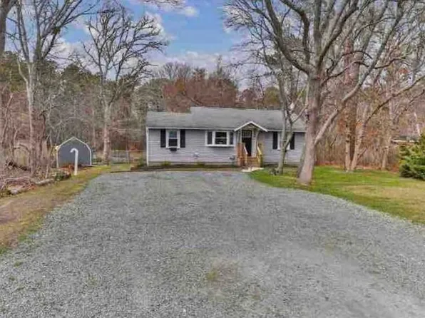 31 Circuit Rd N, West Yarmouth, MA 02673